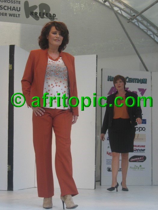 ../Images/Krefeld-Strssenmodenschau-2005 440.jpg